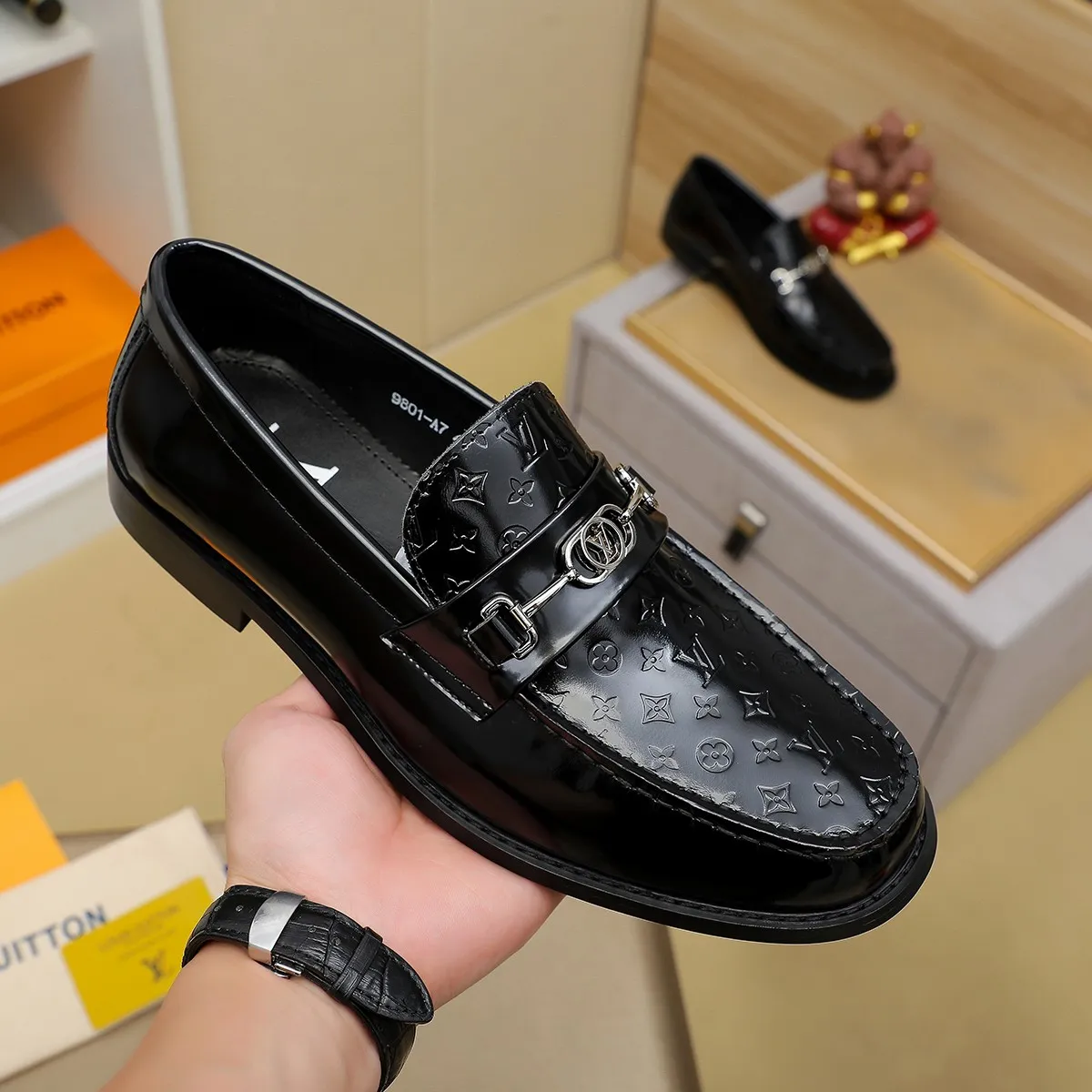 Men's shoes 460 💰 Louis Vuitton LV ® 🆕 model 🔛 full shoe counter, first layer cowhide, 🐂leather lining casual shoes for men, super soft outsole, a must-have for driving. Synchronized with the counter, original first layer cowhide, completely 1:1 mold customization 🌹 top version, color optional! Number: 38-44 (45.46 customized)